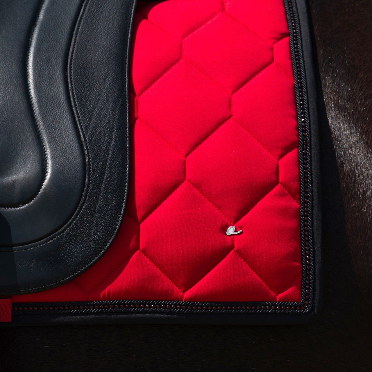 QHP Oakleigh dressur sadelunderlag Sunset Red 01